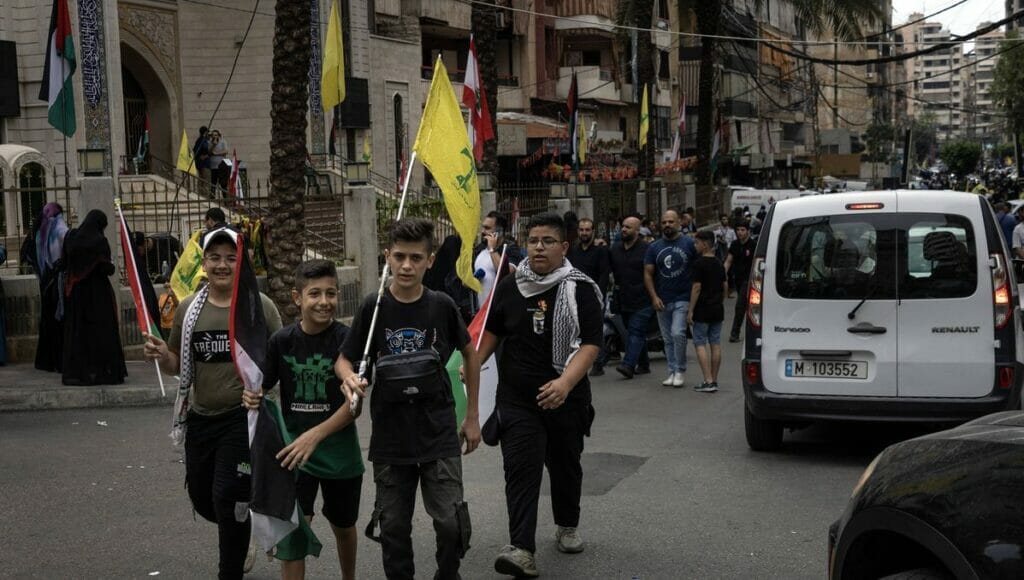 Kinder mit Hisbollah-Fahnen in Libanons Hauptstadt Beirut demonstrieren Solidarität mit dem Hamas-Terrorüberfall auf Israel