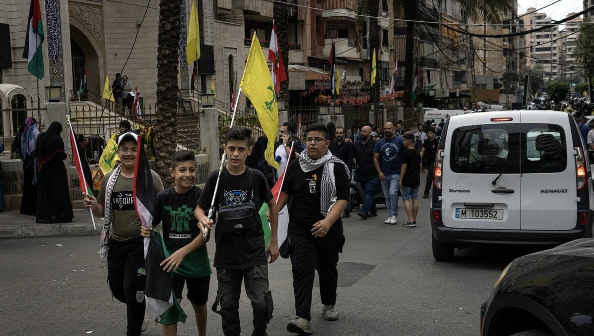 Kinder mit Hisbollah-Fahnen in Libanons Hauptstadt Beirut demonstrieren Solidarität mit dem Hamas-Terrorüberfall auf Israel