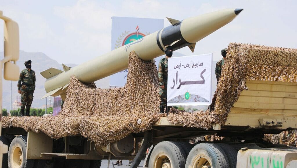 Huthis präsentieren Raketenarsenal auf Militärparade in Sanaa