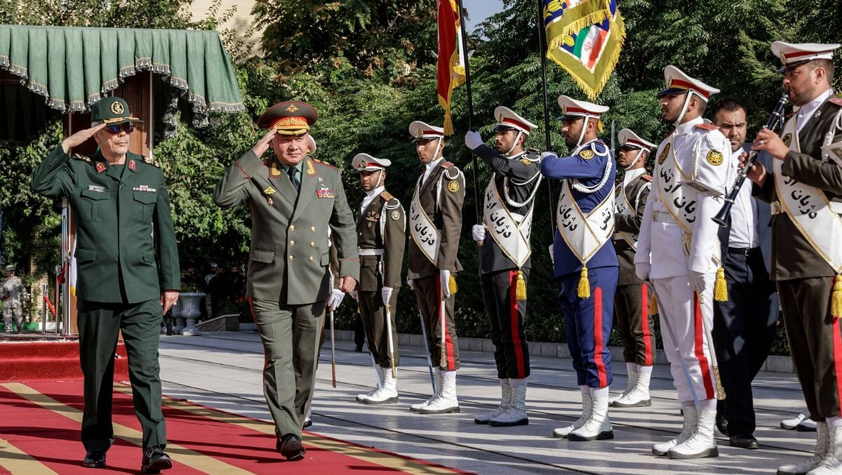Stabschef der iranischen Streitkräfte, General Mohammad Bagheri mit dem russischen Verteidigungsminister Schoigu