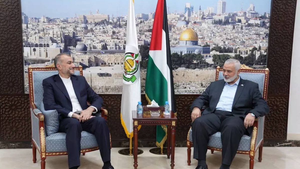 Droht mit Hisbollah: Irans Außenminister Hossein Amir-Abdollahian mit dem Hamas-Führer Ismail Haniyeh in Doha