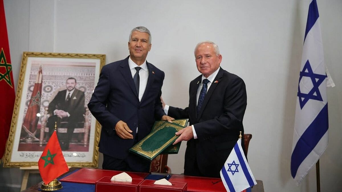 Der marokkanische Landwirtschaftsminister Mohamed Sadiki mit seinem israelischen Amtskollegen Avi Dichter bei der Unterzeichnung des Abkommens