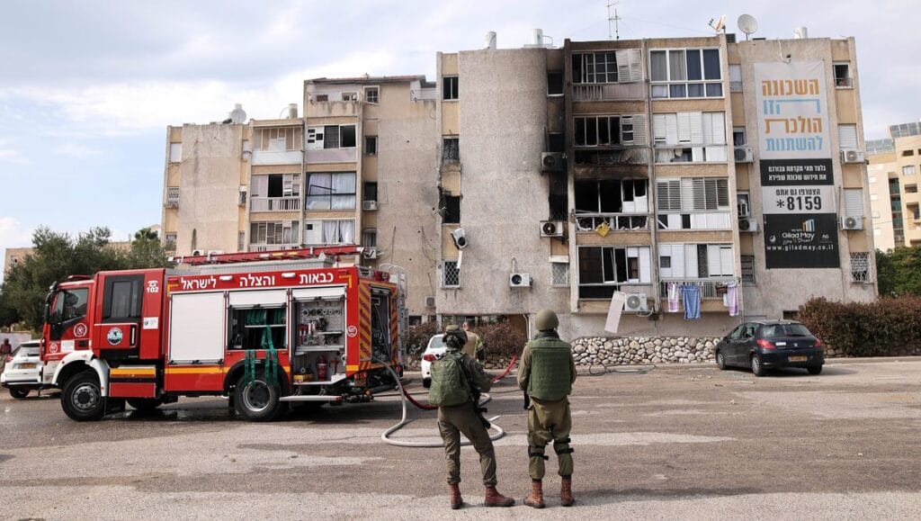 Einschlag einer Rakete des Palästinensischen Islamischen Dschihad in der israelischen Stadt Aschkelon