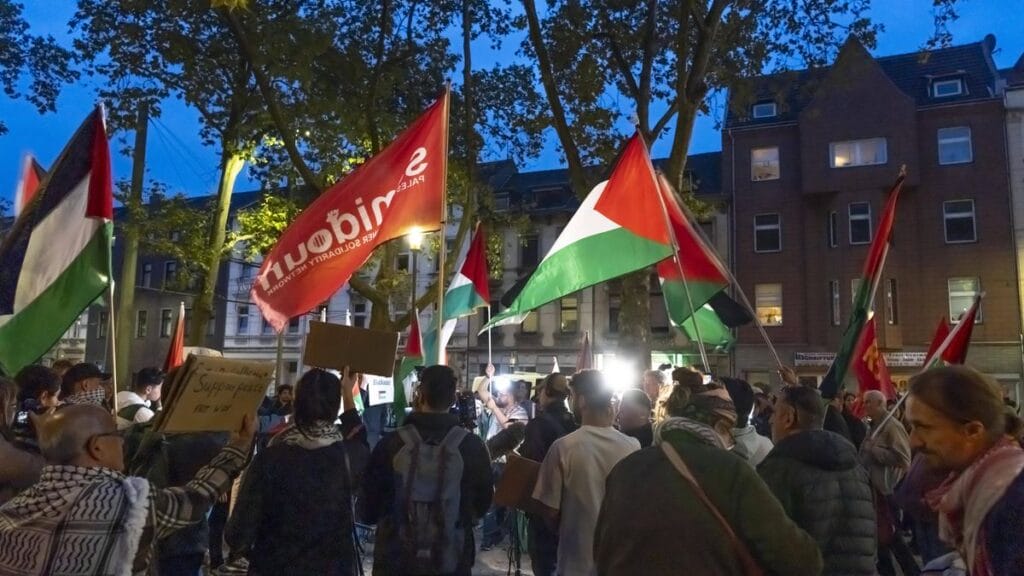 Solidaritätsaufmarsch für den Hamas-Terror mit Beteiligung der PFLP-Tarnorganisation Samidoun
