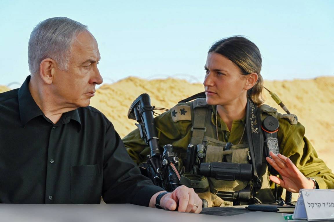 Israels Premier im Gesrpäch mit einer Soldatin des Caracal-Bataillons über deren Kampf gegen Hamas-Terroristen am 7. Oktober. (© imago images/ZUMA Wire)