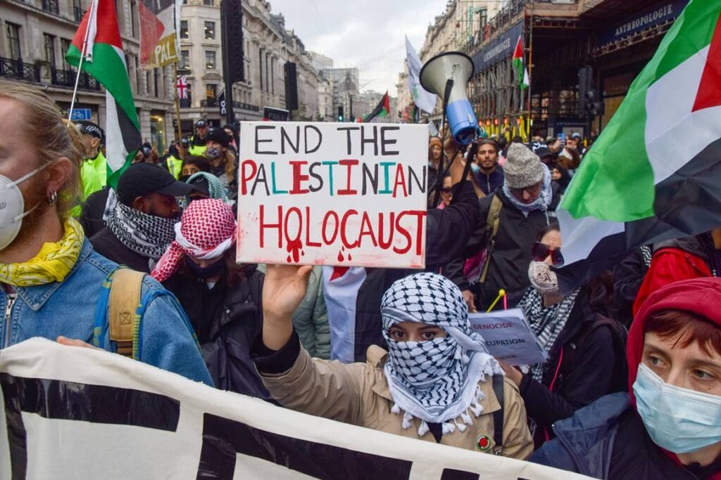 Gleichsetzung Israels mit dem Nationalsozialismus auf einer Demonstration in London am 4. November 2023. (© imago images/Sipa USA)