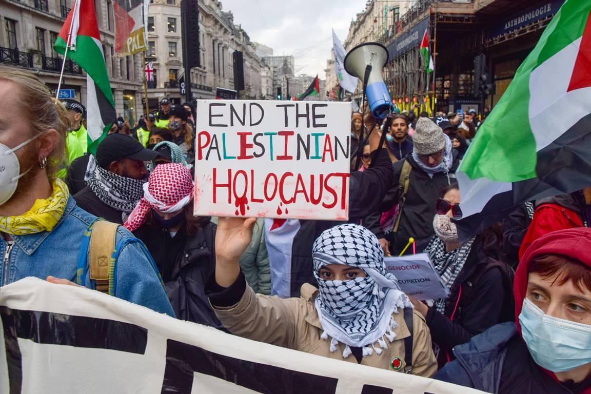 Gleichsetzung Israels mit dem Nationalsozialismus auf einer Demonstration in London am 4. November 2023. (© imago images/Sipa USA)