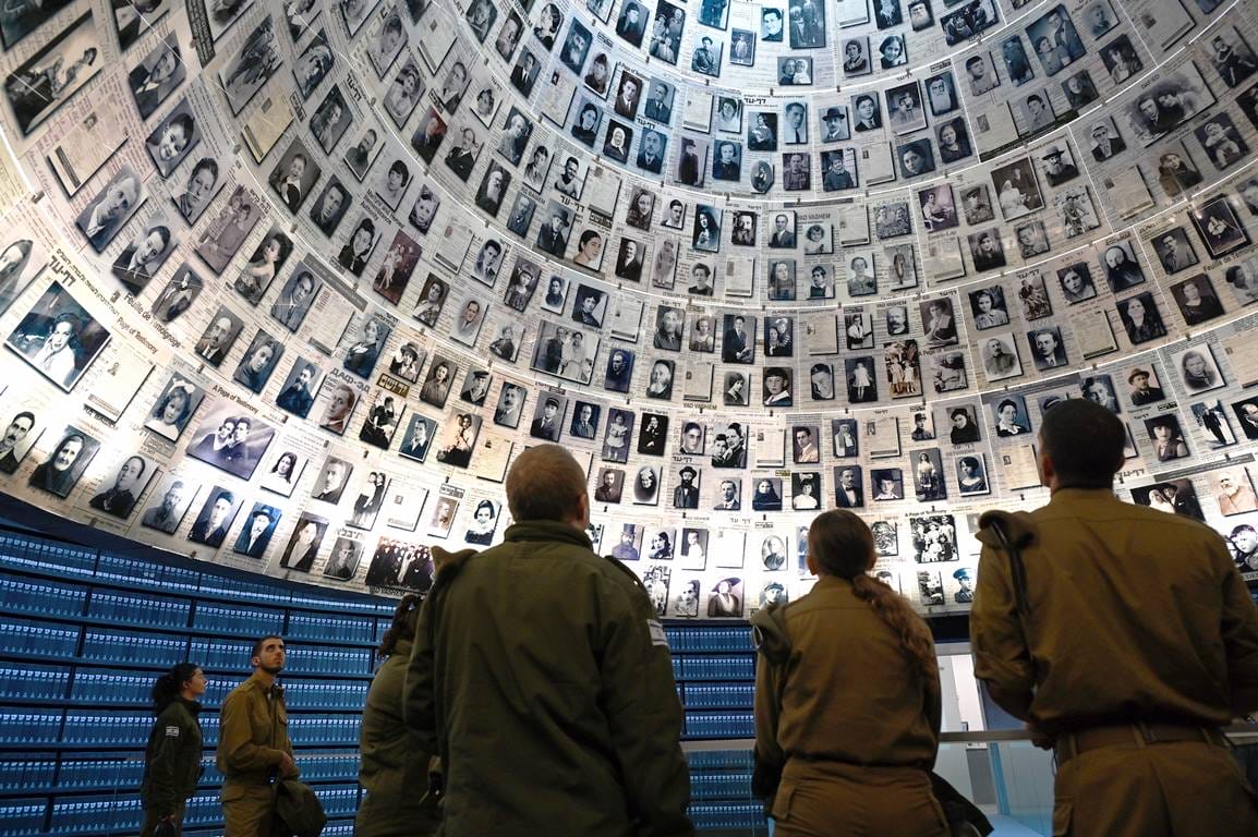 Israelische Soldaten beim Besuch der Halle der Namen in der Holocaust-Gedenkstätte Yad Vashem. (© imago images/UPI Photo)