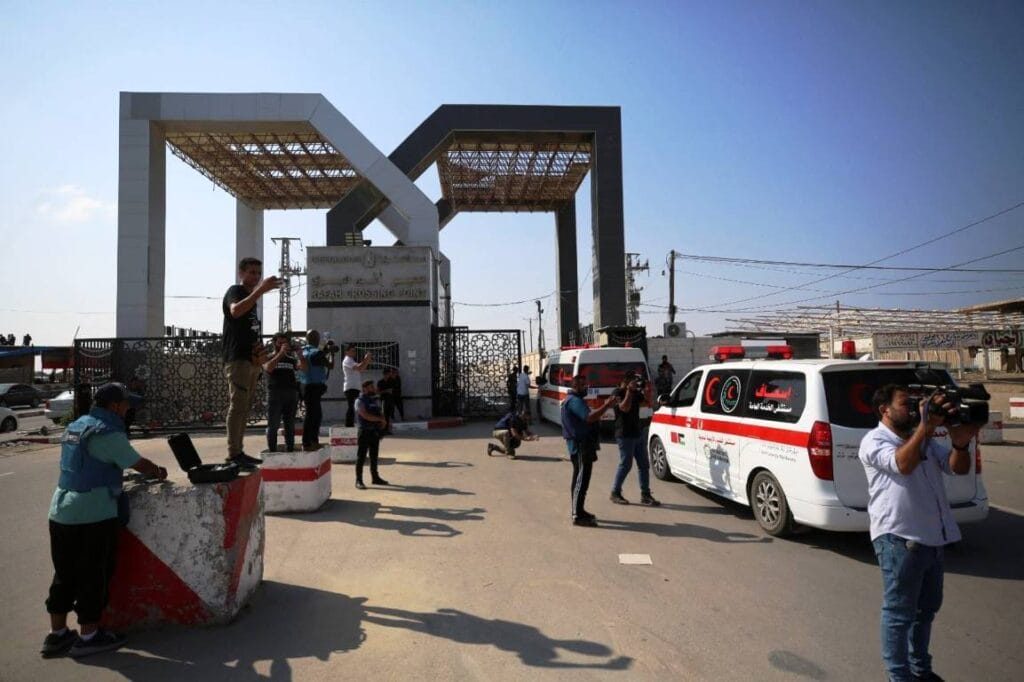 Mit diesen Transportern wollte die Hamas eigene Mitglieder aus dem Gazastreifen zu bringen. (© imago images/Latin America News Agency)
