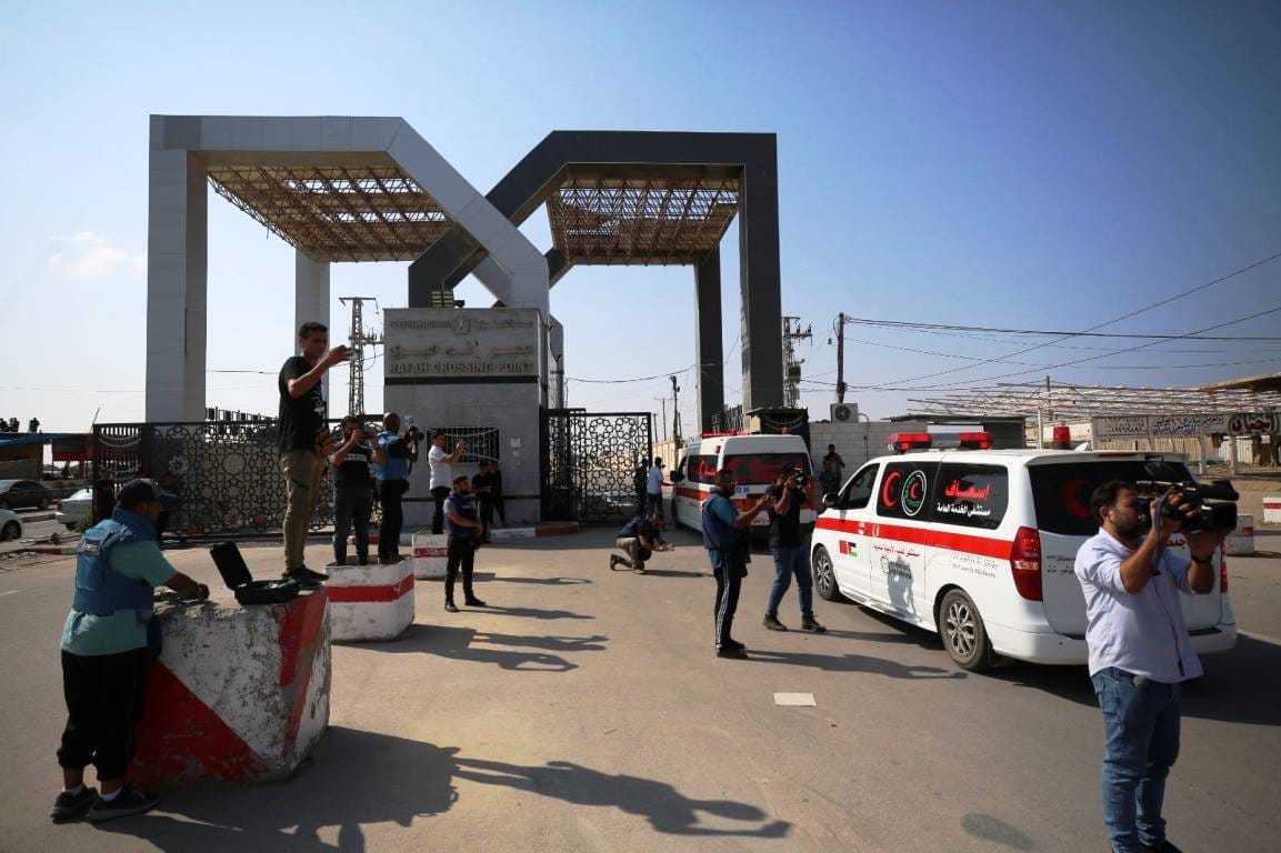 Mit diesen Transportern wollte die Hamas eigene Mitglieder aus dem Gazastreifen zu bringen. (© imago images/Latin America News Agency)