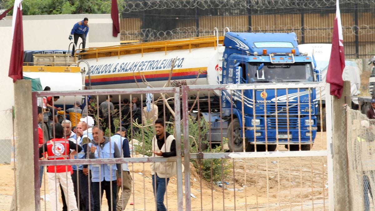 Der Tankwagen mit dem Treibstoff für Gaza überquert am Übergang Rafah die ägyptische Grenze