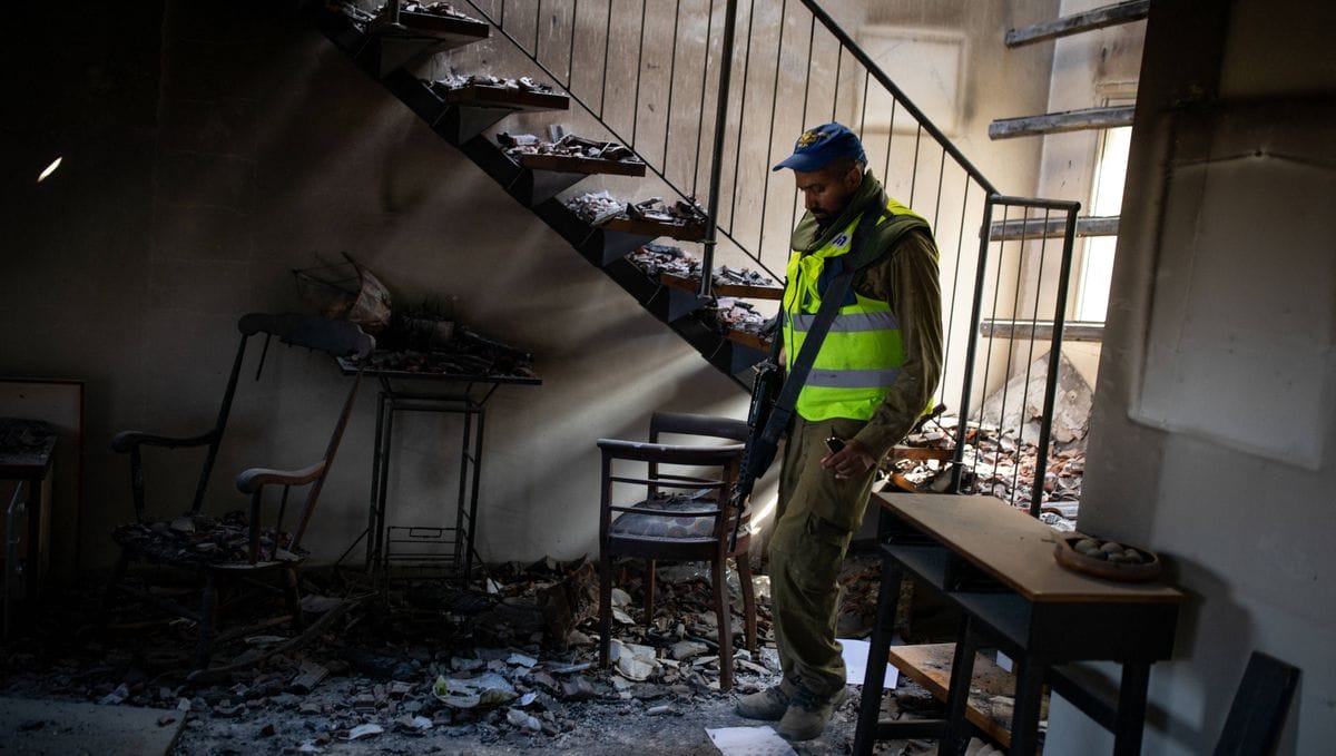 Israelischer Polizist im Kibbuz Be‘eri nach dem Hamas-Massaker