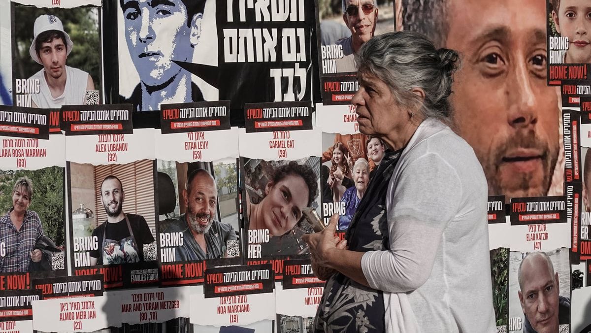 Plakate in Jerusalem mit Bildern der nach Gaza verschleppten israelischen Hamas-Geiseln