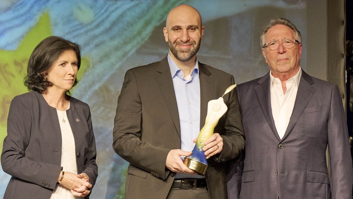 Ahmad Mansour mit Danielle Spera und Erwin Javor bei der Verleihung des Arik-Brauer-Preises 2023