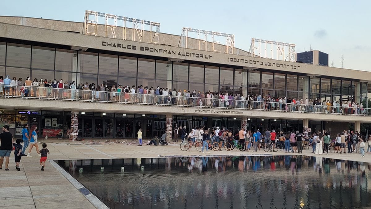 Die Schaufensterpuppen am HaBima Platz in Tel Aviv symbolisieren die 240 nach Gaza entführten Geiseln