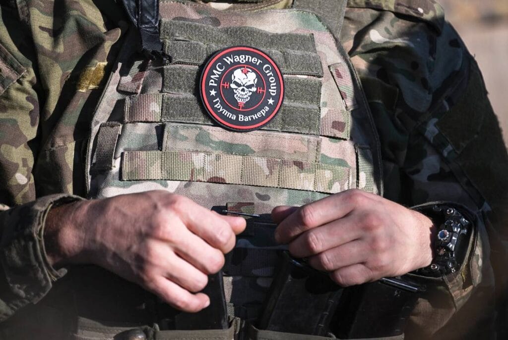Kämpfer mit dem Abzeichen der Gruppe Wagner. (© imago images/SNA)