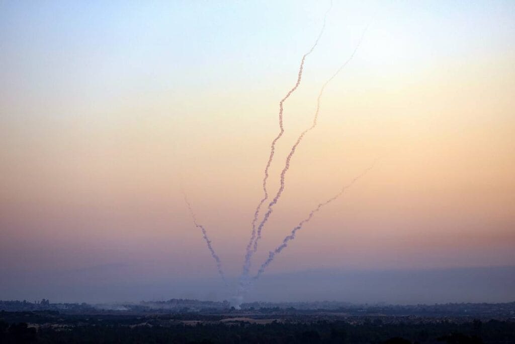 Nur eines von zahlreichen Kriegsverbrechen der Hamas: wahlloser Raketenbeschuss Israels. (© imago images/Xinhua)