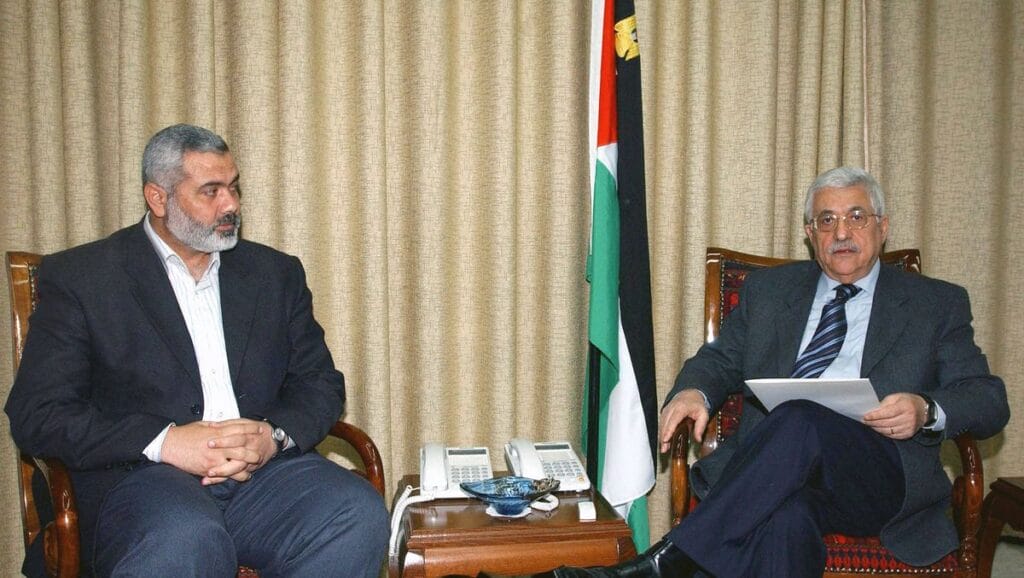 Fatah-Chef Mahmud Abbas mit Hamas-Führer Ismail Haniyeh im Jahr 2006