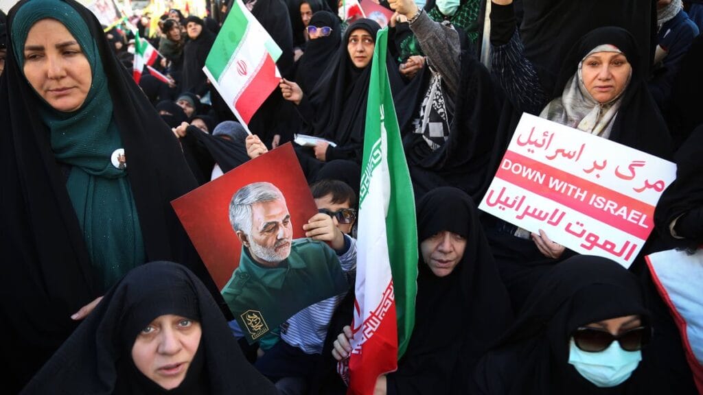 Iranische Anhängerinnen Soleimanis demonstrieren in Teheran gegen Israel