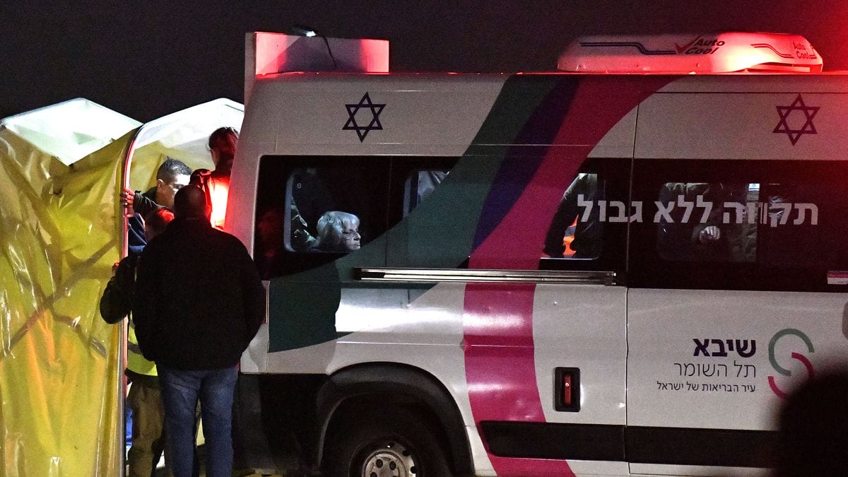 Freigelassene Hamas-Geiseln bei der Ankunft in einem israelischen Spital