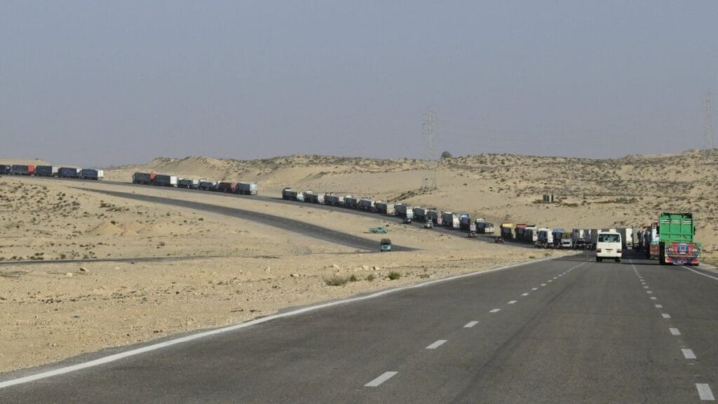 Trucks mit Hilfslieferungen für Gaza warten vor dem ägyptischen Grenzübergang Rafah