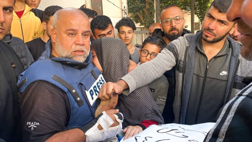 Der Chef des al-Jazeera-Büros in Gaza, Wael Al-Dahdou, beim Begräbnis seines Sohnes Hamza