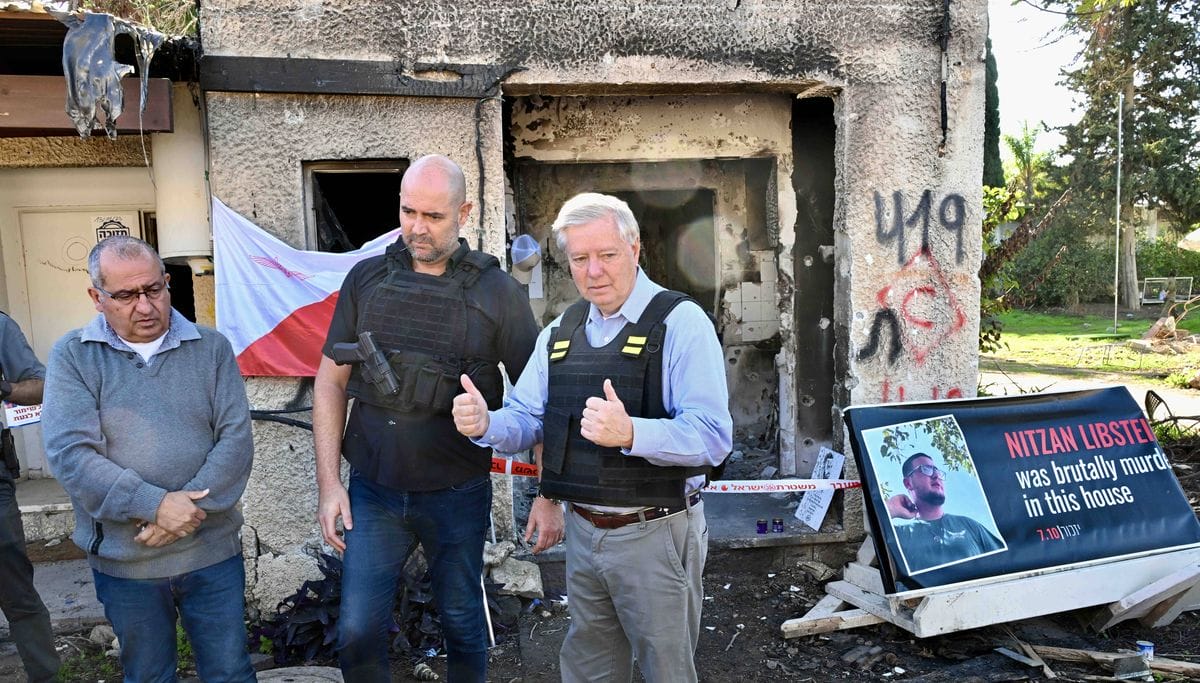 mit Knessetsprecher Ohana beim Besuch des von der Hamas überfallenen Kibbuz Kfar Aza in Israel