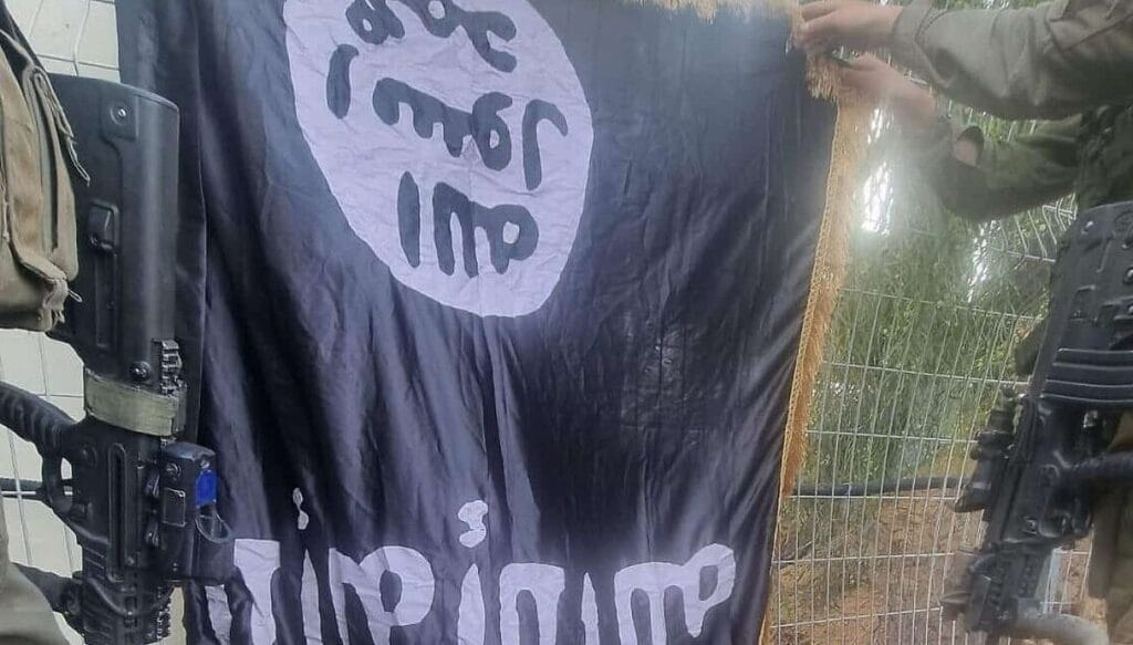 Hamas-Massaker vom 7. Oktober: Bei einem Terroristen im Kibbuz Sufa gefundenen Flagge des Islamischen Staates