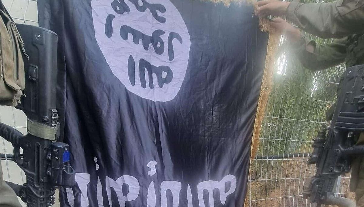 Hamas-Massaker vom 7. Oktober: Bei einem Terroristen im Kibbuz Sufa gefundenen Flagge des Islamischen Staates