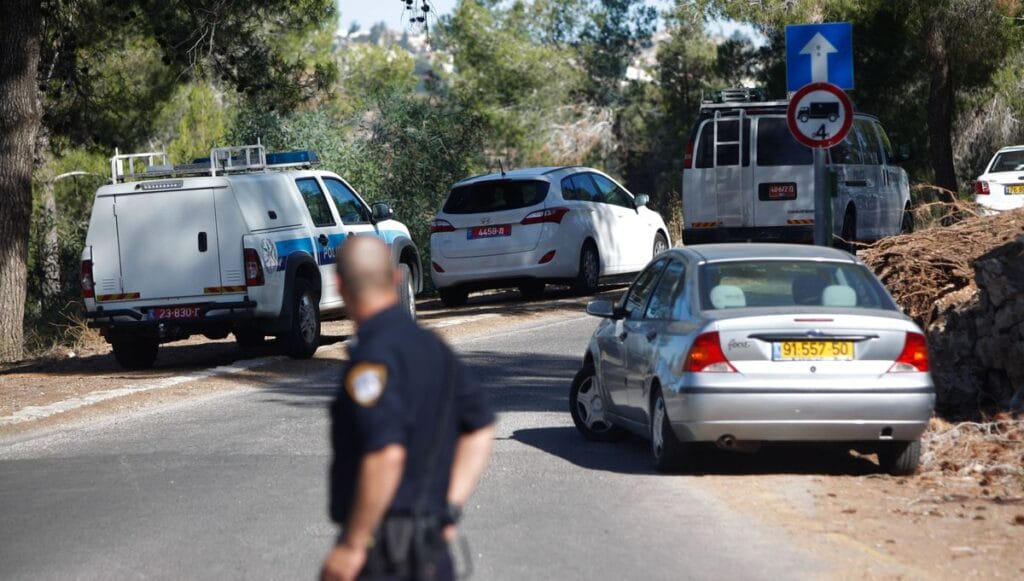 Israelischer Polizist an der Fundstelle eines ermordeten arabischen Israelis in Jerusalem