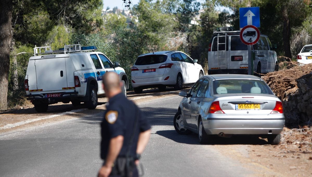 Israelischer Polizist an der Fundstelle eines ermordeten arabischen Israelis in Jerusalem