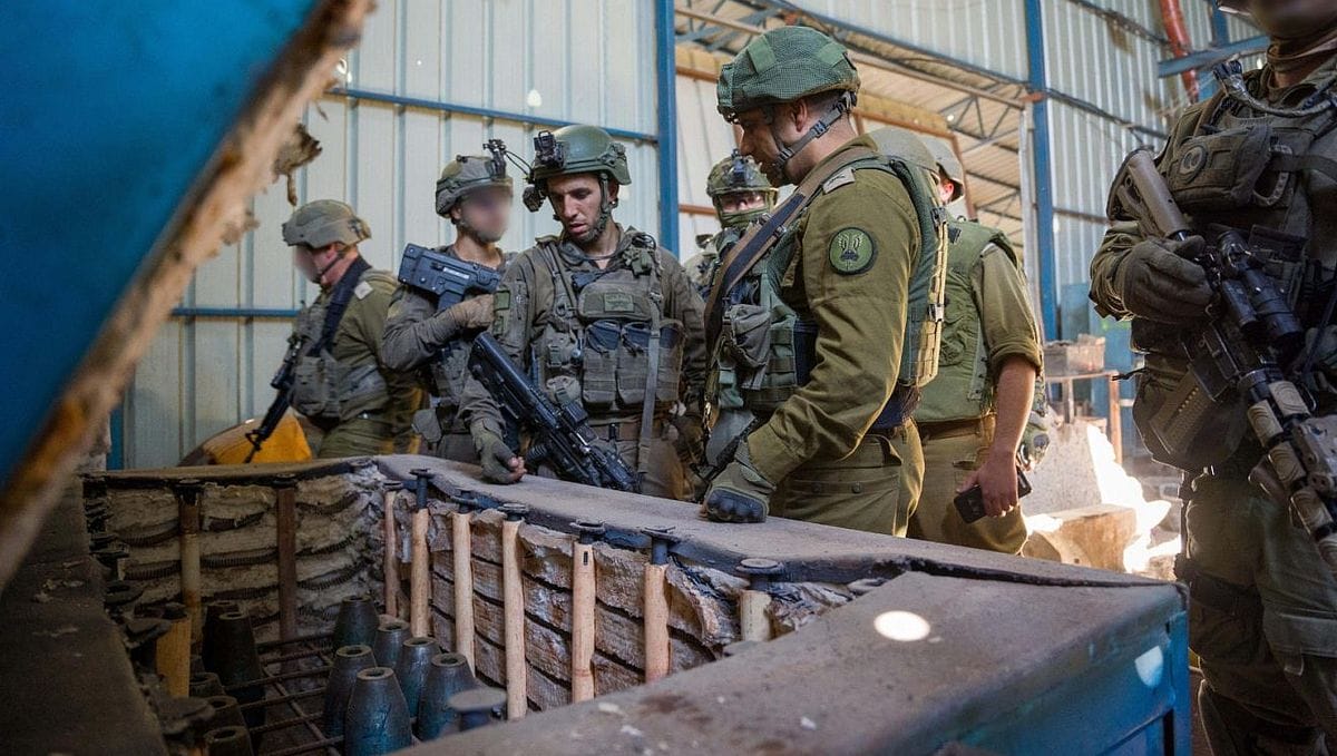 Israelische Soldaten inspizieren Raketenteile in der bislang größten gefundenen Waffenfabrik in Gaza