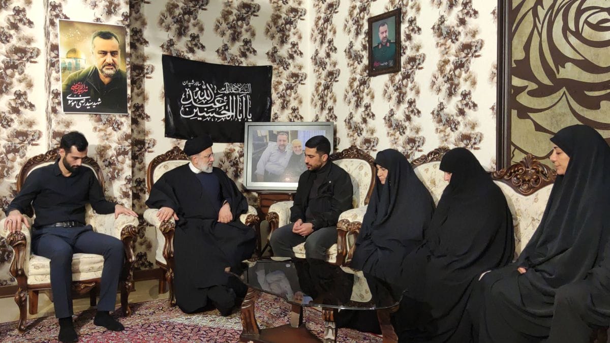 Irans Präsident Raisi mit der Familie des durch Israel getöteten Revolutionsgardisten Razi Mousavi