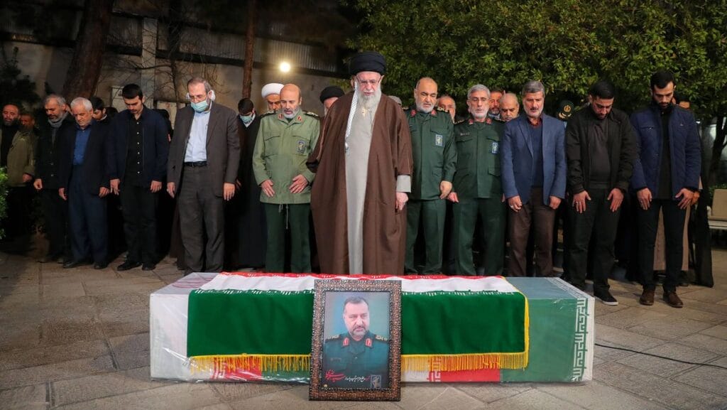 Ali Khamenei und die Spitze der iranischen Revolutionsgarden vor dem Sarg des in Syrien getöteten Sayyed Razi Mousavi