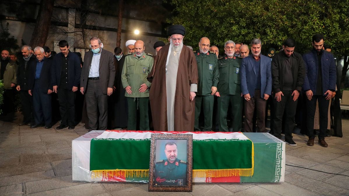 Ali Khamenei und die Spitze der iranischen Revolutionsgarden vor dem Sarg des in Syrien getöteten Sayyed Razi Mousavi