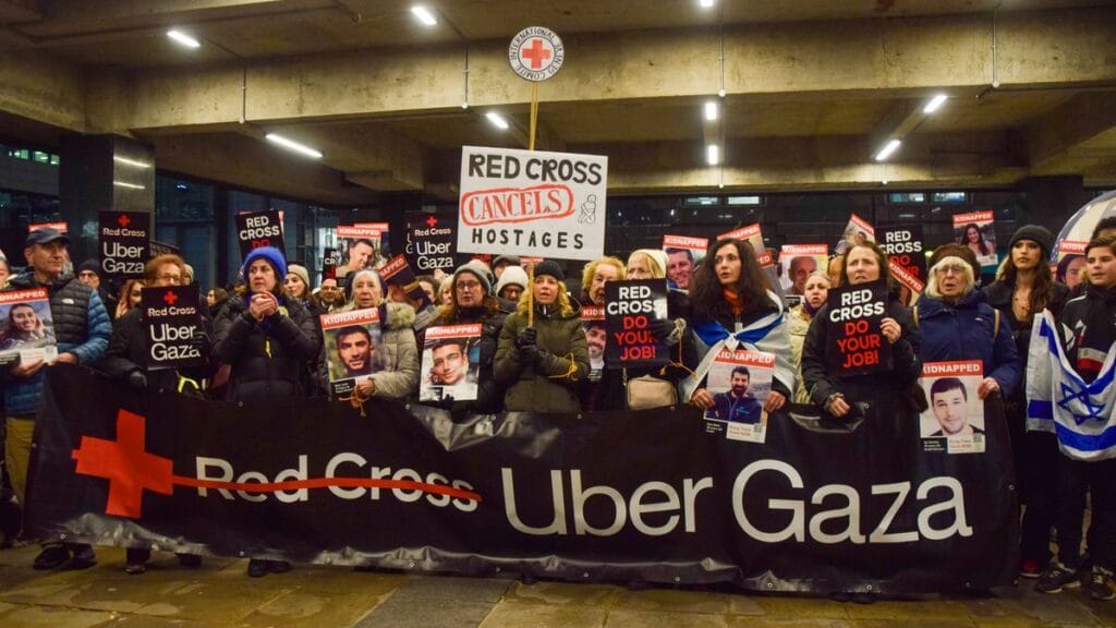 Protest in London gegen Untätigkeit des Roten Kreuzes nach dem Terrorangriff und der Geiselnahme der Hamas