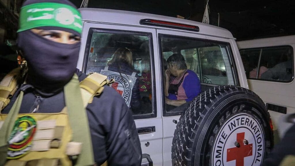 Hamas-Terrorist bei der Freilassung einer israelischer Geiseln Ende November