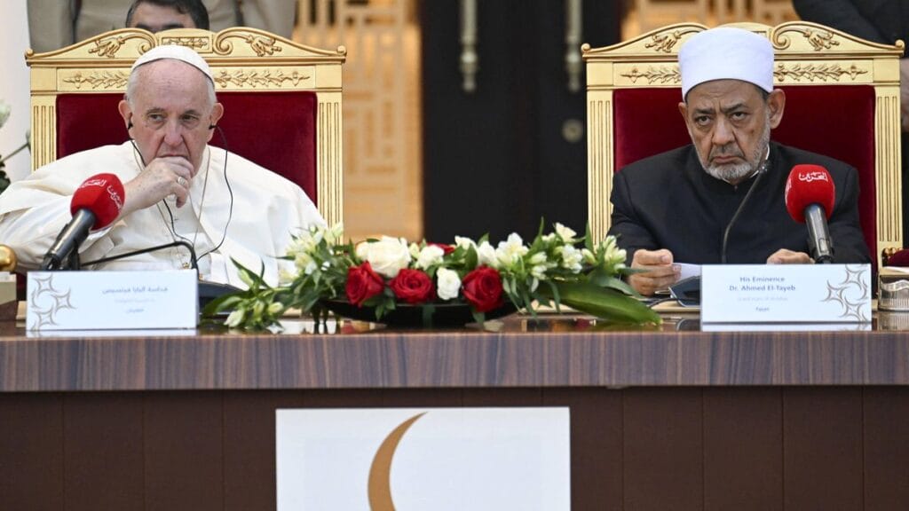 Der Scheich der al-Azhar Universität, Ahmad al-Tayyeb, mit Papst Franziskus auf einer Konferenz in Bahrain