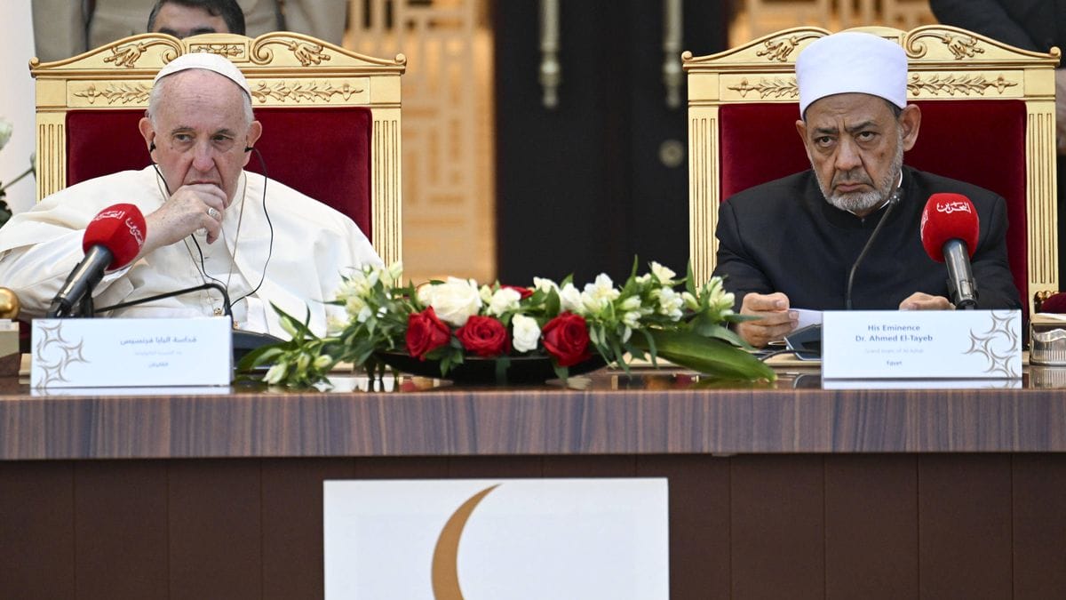 Der Scheich der al-Azhar Universität, Ahmad al-Tayyeb, mit Papst Franziskus auf einer Konferenz in Bahrain