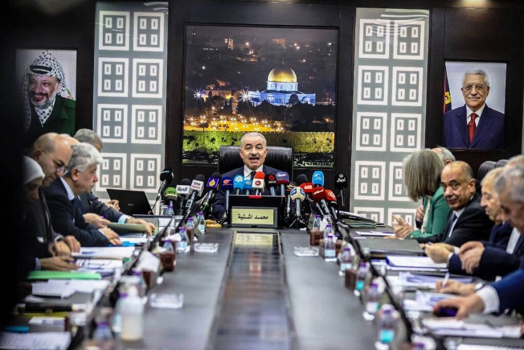 PA-Premier Shtayyeh offeriert seinen Rücktritt. Jetzt soll die Hamas in die Regierung geholt werden. (© imago images/SOPA Images)