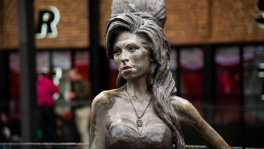 BDS in Aktion: Amy Winehouses Davidstern von Antisemiten mit Palästina-Flagge überklebt