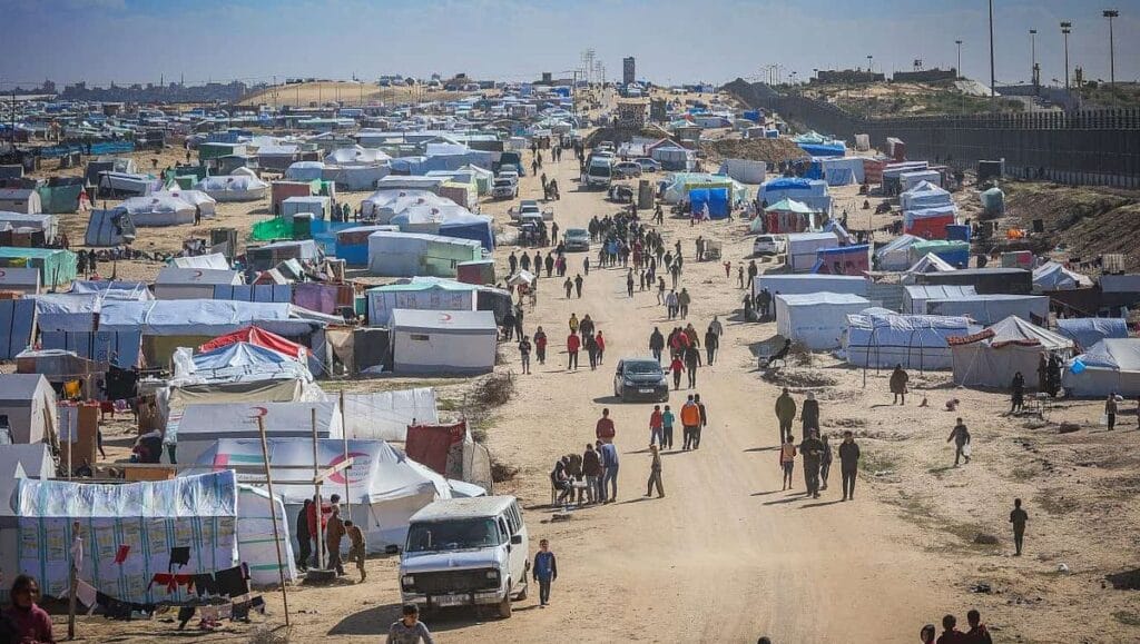 Zeltlager für vor den Kämpfen evakuierte Palästinenser in Rafah im südlichen Gazastreifen an der Grenze zu Ägypten