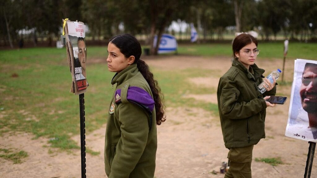 Sexuelle Gewalt der Hamas: Israelische Soldatinnen auf dem Gelände des überfallenen Nova-Musik-Festivals