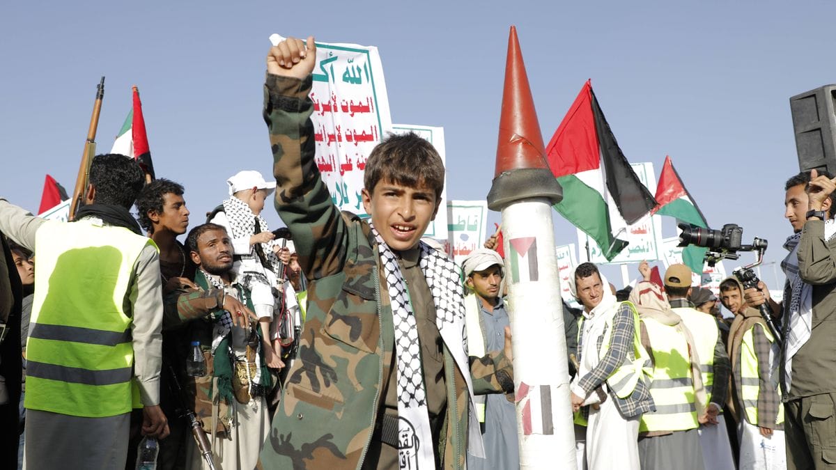 Huthi-Demonstration im Jemen: junge postiert mit Raketenmodell