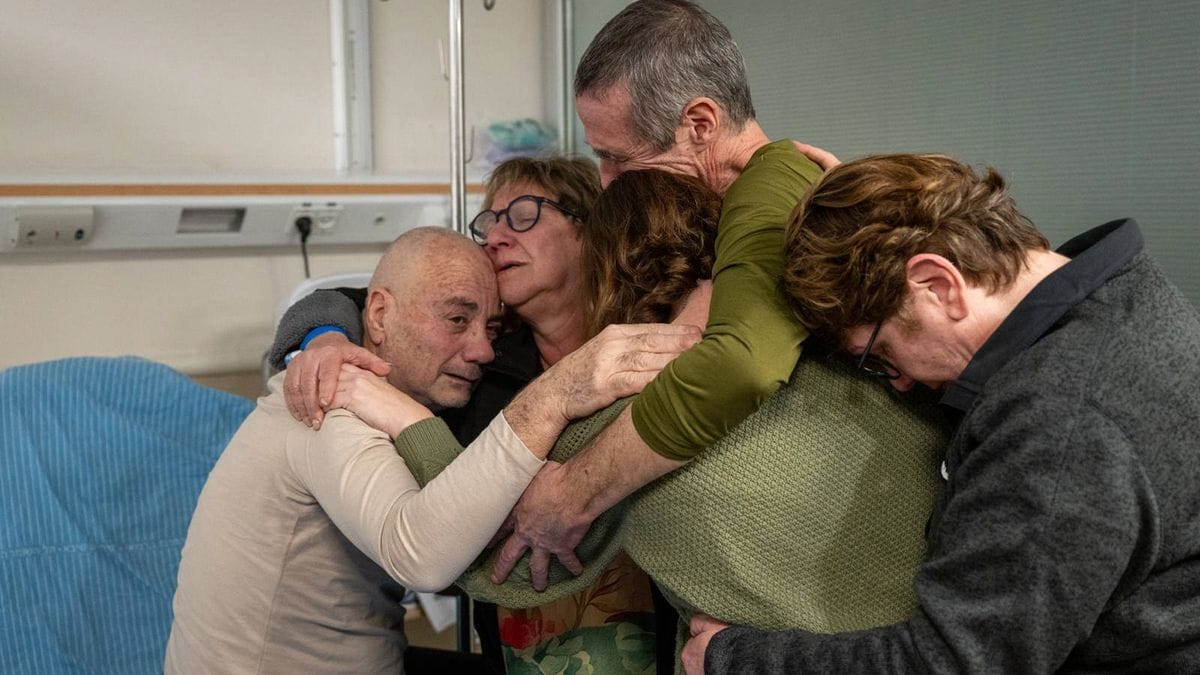 Die Familien der beiden Geiseln nehmen die Befreiten in den Arm