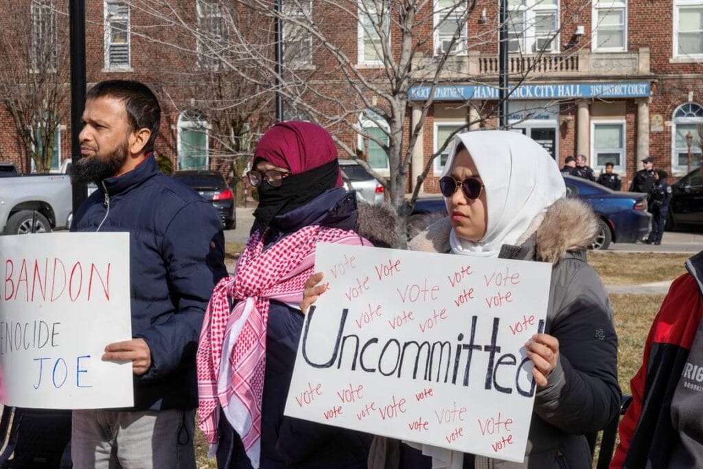 Eine große Mehrheit der Amerikaner beurteilt Israel anders als diese beiden, die in Michigan gegen Präsident Biden warben. (© imago images/ZUMA Wire)