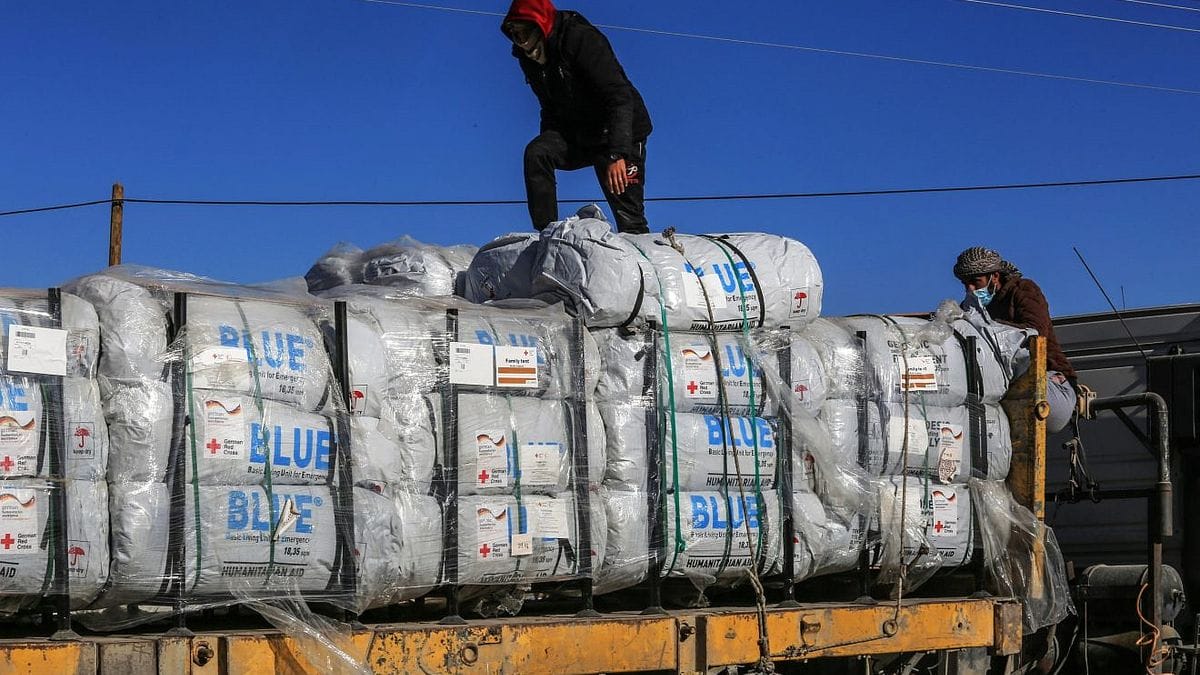 Trucks mit humanitärer Hilfe am israelischen Grenzübergang Kerem Shalom bei der Einfahrt in den Gazastreifen