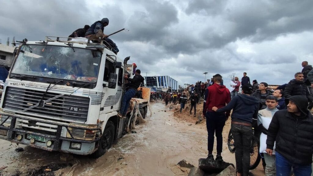 Kampf um Hilfsmittel: Einwohner in Gaza versuchen an Mehl einer humanitären Lieferung zu kommen