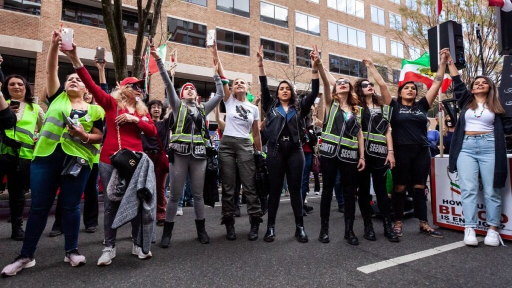 Demonstrantinnen gegen das iranische Regime singen Shervin Hajipours Protestlied Baraye
