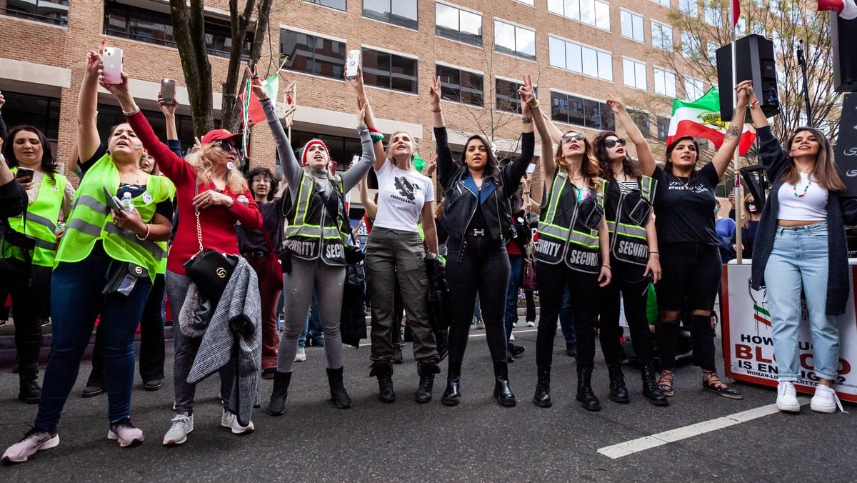 Demonstrantinnen gegen das iranische Regime singen Shervin Hajipours Protestlied Baraye